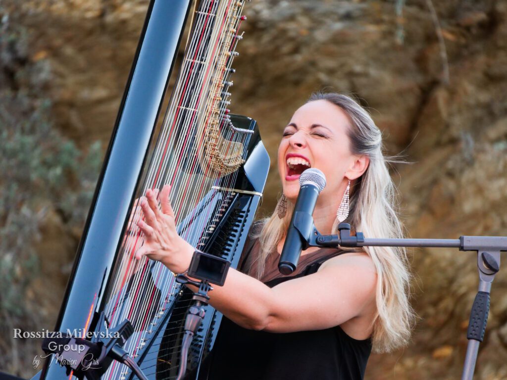 Hapiste et chanteuse sur la scene d'un festival de musique ,Saint Tropez, french riviera